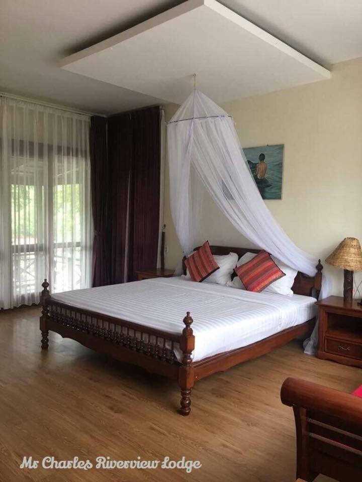 Mr. Charles River View Lodge Thibaw Extérieur photo